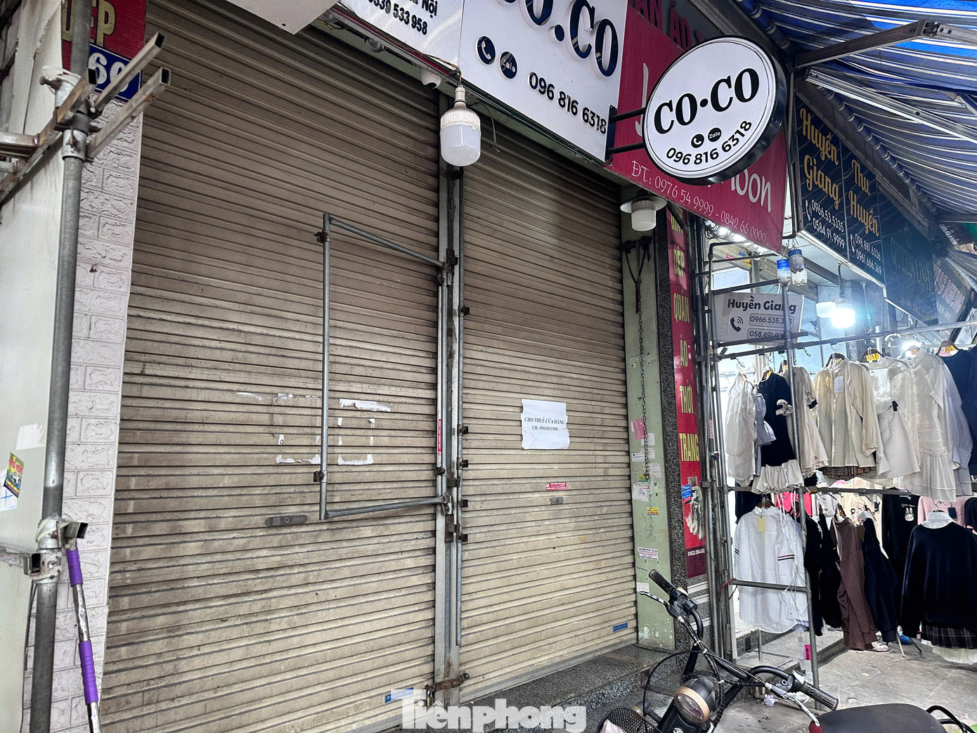 Theo lý giải của các cơ sở kinh doanh thời trang tại chợ Ninh Hiệp, với sự cạnh tranh từ các trung tâm thương mại lớn và phát triển mạnh mẽ của thương mại điện tử khiến cho lượng khách đến chợ Ninh Hiệp giảm dần.