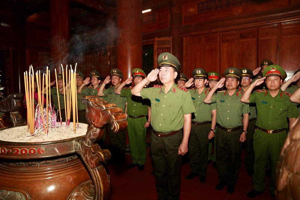 Đoàn đại biểu tưởng nhớ công lao to lớn của Người