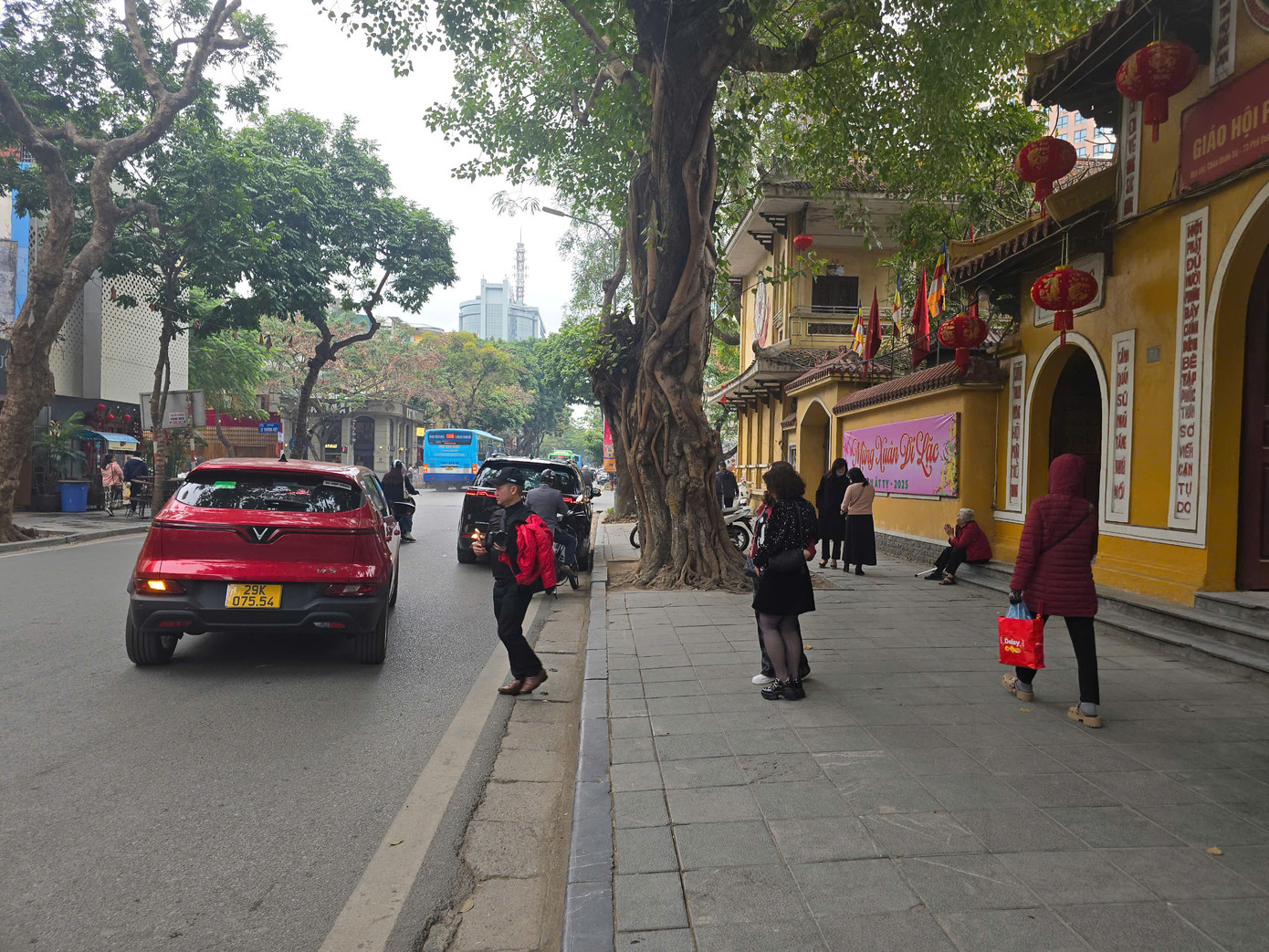 Đơn cử như tại chùa Quán Sứ (quận Hoàn Kiếm), năm nay người đi lễ chùa không khỏi ngạc nhiên khi các bãi giữ xe máy tự phát đối diện chùa trên phố Quán Sứ đã "sạch bóng". Hiện chỉ còn bãi giữ xe được cấp phép cả ô tô và xe máy trên phố Lý Thường Kiệt.