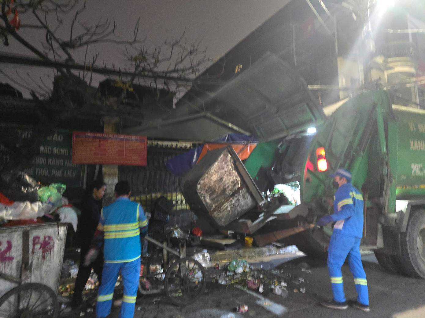 Đáng chú ý, các điểm tập kết rác hiện nay cũng sẽ được xóa bỏ. Thay thế bằng thùng ép rác chuyên nghiệp. Khi rác thu gom về sẽ được máy ép rồi vận chuyển đi nơi khác.