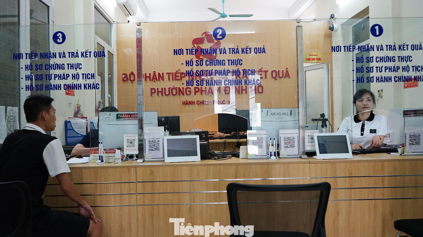 Tương tự tại phường Phạm Đình Hổ (quận Hai Bà Trưng), công tác tiếp công dân, thủ tục hành chính đều thực hiện suôn sẻ. Toàn bộ hồ sơ lưu trữ đã được chuyển đến UBND quận Hai Bà Trưng trong ngày 15/6.