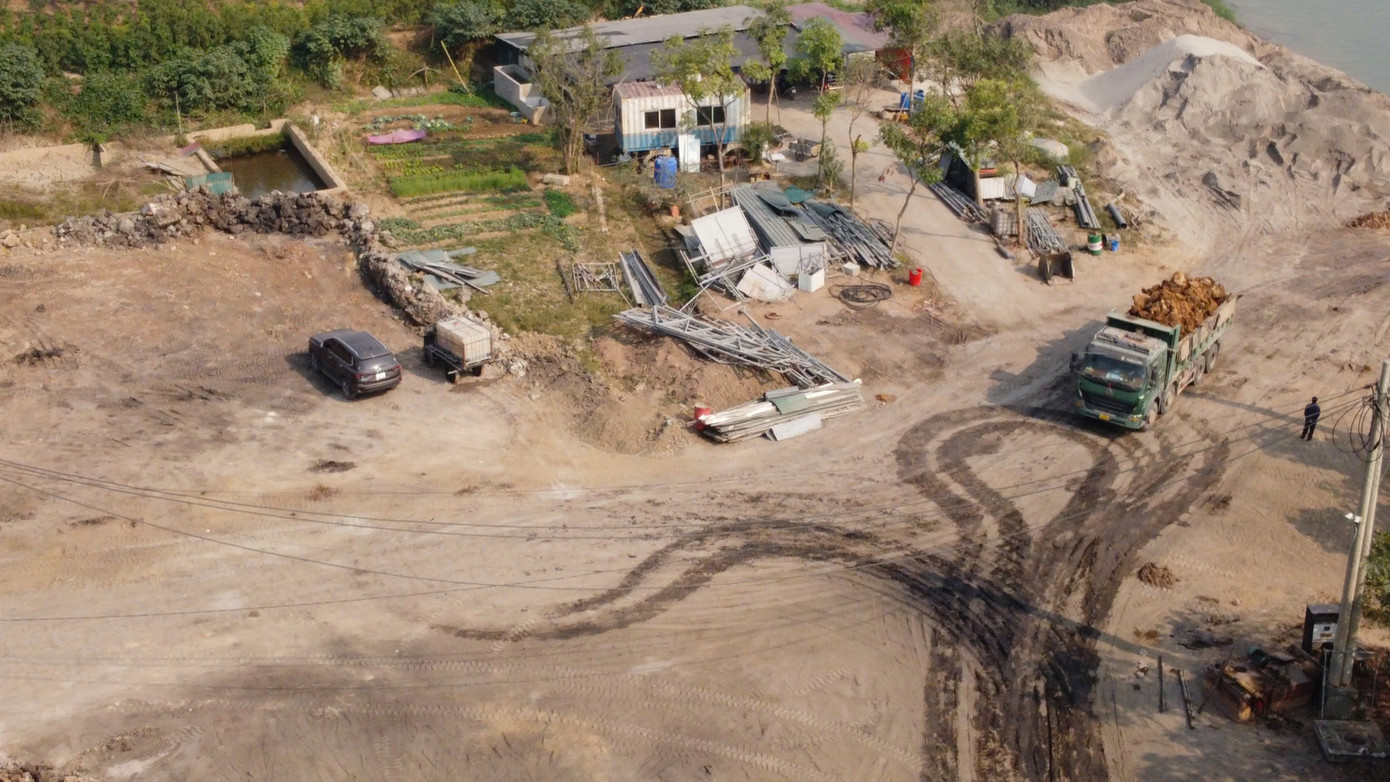 Ghi nhận của PV Tiền Phong cho thấy, bãi chứa trung chuyển Giang Linh hiện đang hoạt động tấp nập. Bãi rộng khoảng 10.000m2 do Công ty TNHH Giang Linh (Công ty Giang Linh) thuê lại từ UBND xã Trung Mầu trước đây. Đến năm 2016, UBND xã đã chấm dứt Hợp đồng cho thuê đất đối với Công ty này. Dù từ năm 2022, UBND xã đã tiến hành giải tỏa nhưng đến nay bãi Giang Linh vẫn đang hoạt động. Được biết, UBND huyện Gia Lâm đã có đoàn kiểm tra, xác minh nội dung đơn thư phản ánh, xác định vi phạm. Ghi nhận của PV Tiền Phong cho thấy, bãi chứa trung chuyển Giang Linh hiện đang hoạt động tấp nập. Bãi rộng khoảng 10.000m2 do Công ty TNHH Giang Linh (Công ty Giang Linh) thuê lại từ UBND xã Trung Mầu trước đây. Đến năm 2016, UBND xã đã chấm dứt Hợp đồng cho thuê đất đối với Công ty này. Dù từ năm 2022, UBND xã đã tiến hành giải tỏa nhưng đến nay bãi Giang Linh vẫn đang hoạt động. Được biết, UBND huyện Gia Lâm đã có đoàn kiểm tra, xác minh nội dung đơn thư phản ánh, xác định vi phạm.