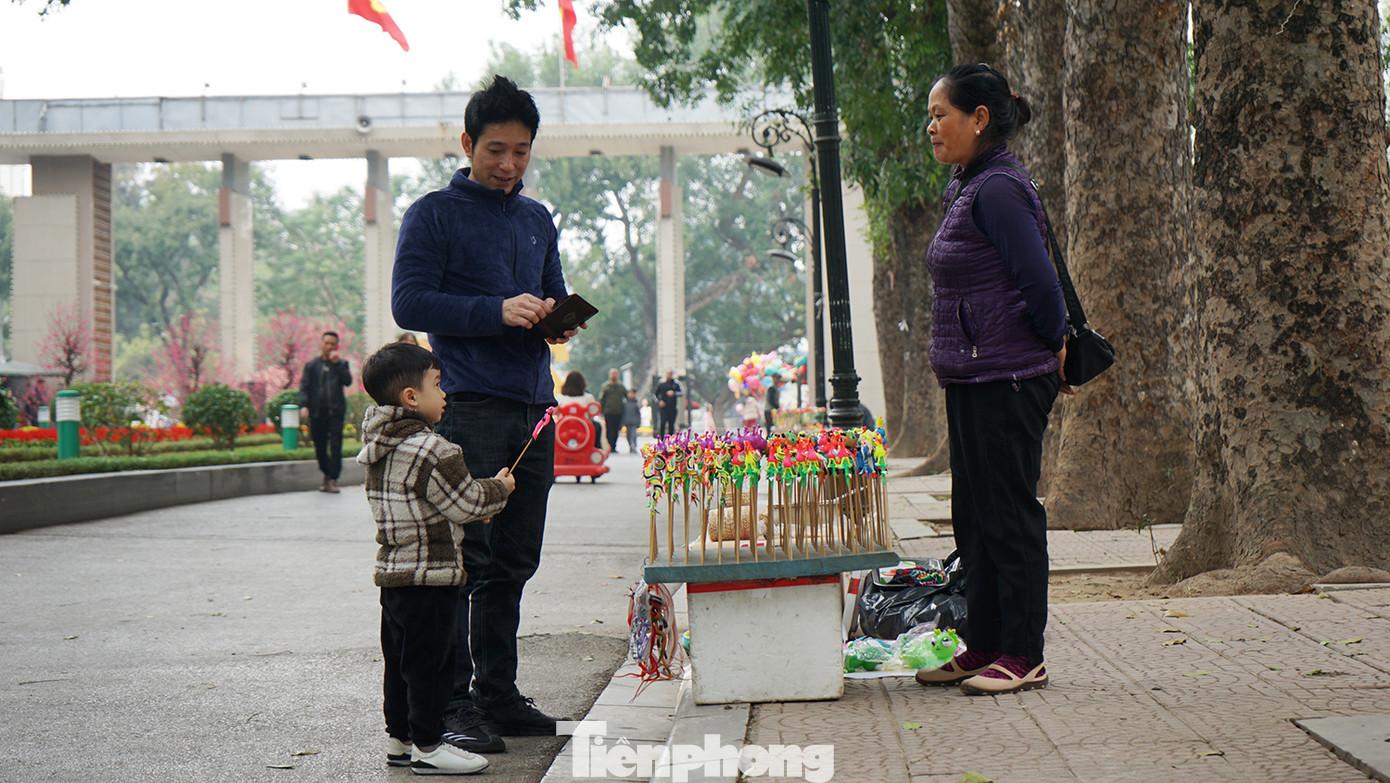 Đầu năm mới, các công viên truyền thống vắng khách được lý giải do Hà Nội đang có rất nhiều sự kiện hấp dẫn, đặc sắc được tổ chức dịp đầu năm. Có thể kể đến các hoạt động nổi bật mang đậm không khí Tết cổ truyền của vùng đồng bằng Bắc Bộ, gồm: Chương trình “Tết làng Việt năm 2025” tại Không gian đình làng Mông Phụ - điểm du lịch Làng cổ ở Đường Lâm (Thị xã Sơn Tây); đón Tết tại Làng văn hoá các dân tộc Việt Nam (Đồng Mô, thị xã Sơn Tây) diễn ra các hoạt động chủ đề “Xuân về trên bản làng”... Đầu năm mới, các công viên truyền thống vắng khách được lý giải do Hà Nội đang có rất nhiều sự kiện hấp dẫn, đặc sắc được tổ chức dịp đầu năm. Có thể kể đến các hoạt động nổi bật mang đậm không khí Tết cổ truyền của vùng đồng bằng Bắc Bộ, gồm: Chương trình “Tết làng Việt năm 2025” tại Không gian đình làng Mông Phụ - điểm du lịch Làng cổ ở Đường Lâm (Thị xã Sơn Tây); đón Tết tại Làng văn hoá các dân tộc Việt Nam (Đồng Mô, thị xã Sơn Tây) diễn ra các hoạt động chủ đề “Xuân về trên bản làng”...