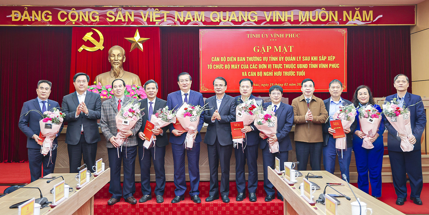 Bí thư Tỉnh ủy Đặng Xuân Phong tặng hoa các cán bộ thuộc diện Ban Thường vụ Tỉnh ủy quản lý xin nghỉ hưu trước tuổi