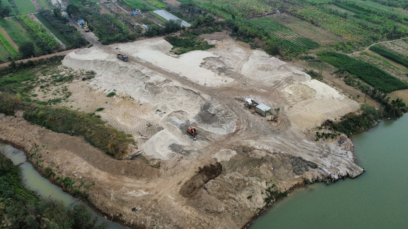 Tương tự, bãi chứa trung chuyển có tên Tất Thắng nằm ở khu vực thôn Phù Đổng 2, xã Phù Đổng cũng đang hoạt động rầm rộ bất chấp quy định của pháp luật. Tương tự, bãi chứa trung chuyển có tên Tất Thắng nằm ở khu vực thôn Phù Đổng 2, xã Phù Đổng cũng đang hoạt động rầm rộ bất chấp quy định của pháp luật.