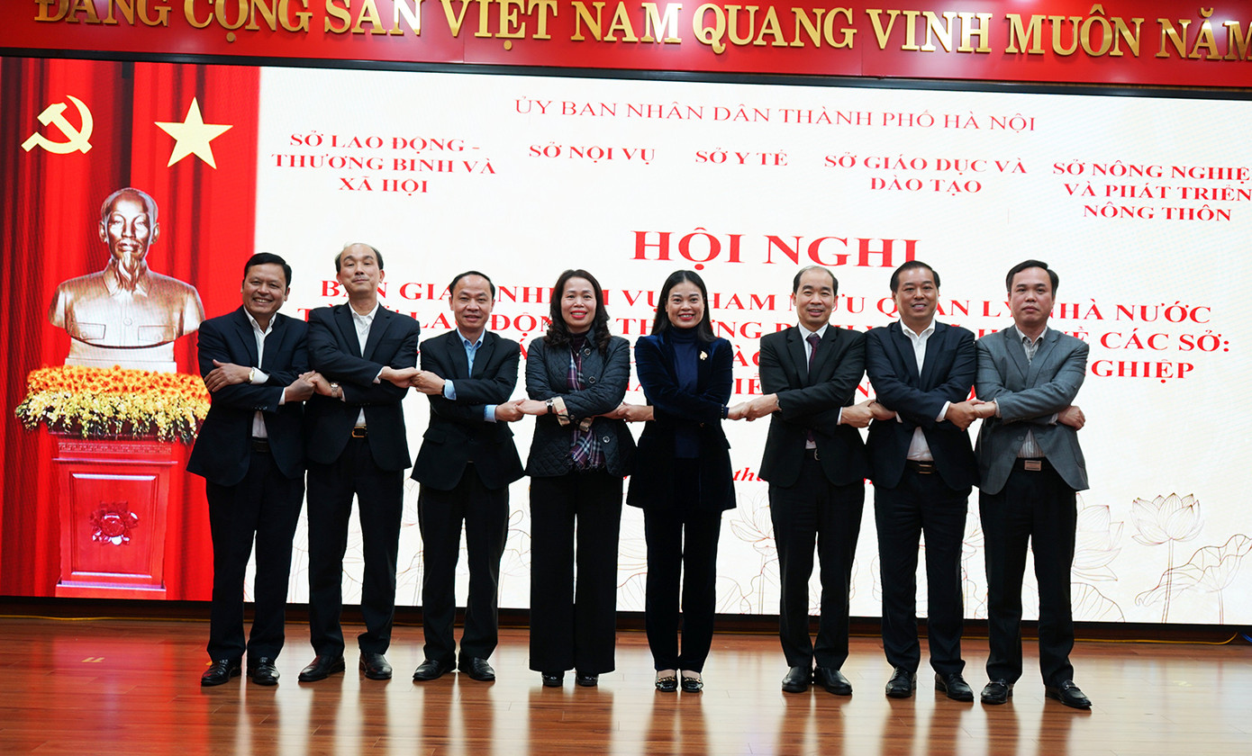 Lãnh đạo các sở, ngành tại hội nghị bàn giao. Lãnh đạo các sở, ngành tại hội nghị bàn giao.