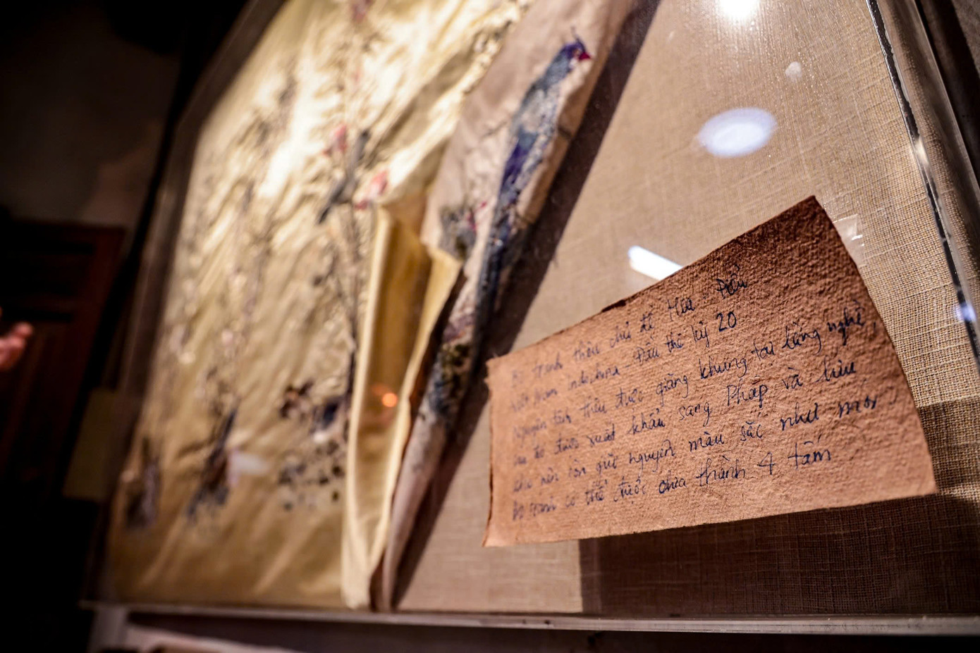 Trải qua hàng trăm năm, bức tranh thêu cổ vẫn giữ nguyên màu sắc như mới. Được biết, bức tranh thêu được mua từ nhà đấu giá ở Pháp. Bức tranh thêu thời Đông Dương thêu hình ảnh tứ quý Xuân, Hạ, Thu, Đông. Bức tranh được nhập vào kho ở Pháp nhưng chưa được bán nên tấm thêu vẫn giữ nguyên và chưa được cắt ra và lên khung. Và vì được gập cẩn thận và giữ trong kho nên tấm thêu vẫn giữ nguyên màu sắc mà không bị phai màu như các tấm thêu khác được trưng bày và phơi ra ánh sáng. Trải qua hàng trăm năm, bức tranh thêu cổ vẫn giữ nguyên màu sắc như mới. Được biết, bức tranh thêu được mua từ nhà đấu giá ở Pháp. Bức tranh thêu thời Đông Dương thêu hình ảnh tứ quý Xuân, Hạ, Thu, Đông. Bức tranh được nhập vào kho ở Pháp nhưng chưa được bán nên tấm thêu vẫn giữ nguyên và chưa được cắt ra và lên khung. Và vì được gập cẩn thận và giữ trong kho nên tấm thêu vẫn giữ nguyên màu sắc mà không bị phai màu như các tấm thêu khác được trưng bày và phơi ra ánh sáng.