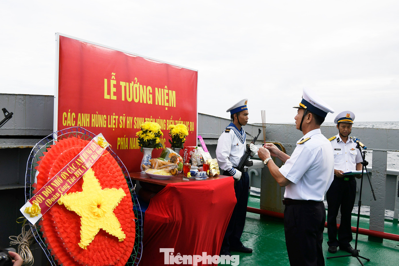 Các đại biểu thành kính thắp hương tưởng niệm Anh hùng liệt sĩ.