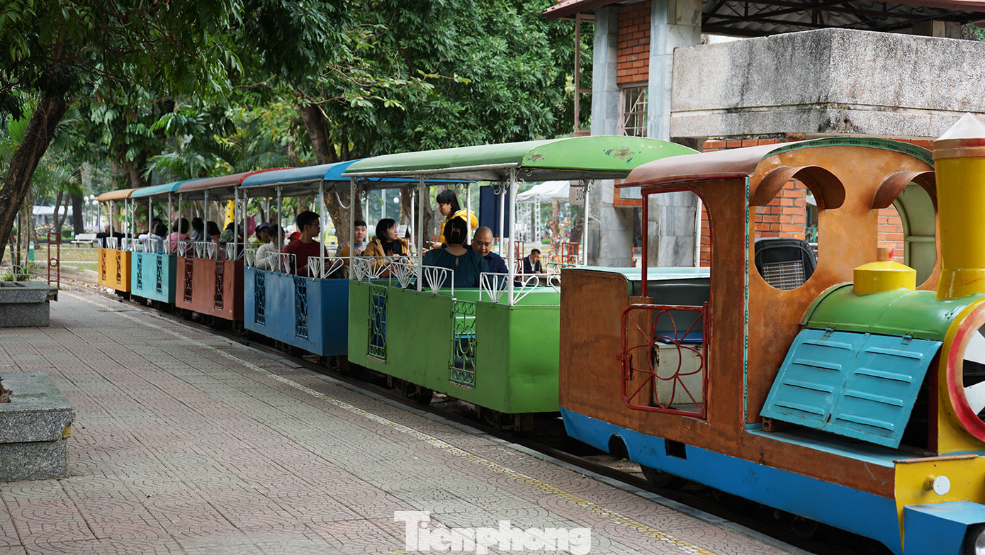 Cùng với đó là loạt lễ hội địa phương vào đầu năm mới sắp diễn ra như: Lễ hội Chùa Hương (khai hội ngày 6 tháng Giêng năm Ất Tỵ), lễ hội Gióng đền Sóc; lễ hội truyền thống Cổ Loa, lễ hội Gò Đống Đa, lễ hội đền Hai Bà Trưng, lễ hội Tản Viên Sơn Thánh… Cùng với đó là loạt lễ hội địa phương vào đầu năm mới sắp diễn ra như: Lễ hội Chùa Hương (khai hội ngày 6 tháng Giêng năm Ất Tỵ), lễ hội Gióng đền Sóc; lễ hội truyền thống Cổ Loa, lễ hội Gò Đống Đa, lễ hội đền Hai Bà Trưng, lễ hội Tản Viên Sơn Thánh…
