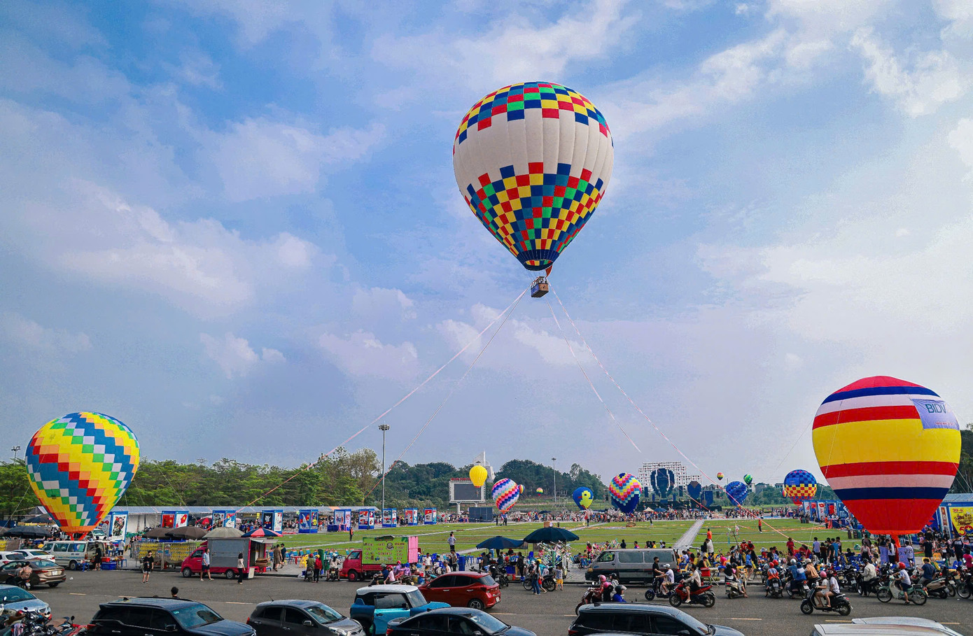 Ngày 4/5, lễ bế mạc Festival sẽ kết thúc bằng màn trình diễn Carnaval rực rỡ cùng phần bay biểu diễn của 3 khinh khí cầu cấp 7 – 8… hứa hẹn sẽ mang đến cho người dân và du khách những trải nghiệm độc đáo, mới lạ và những kỷ niệm khó quên.