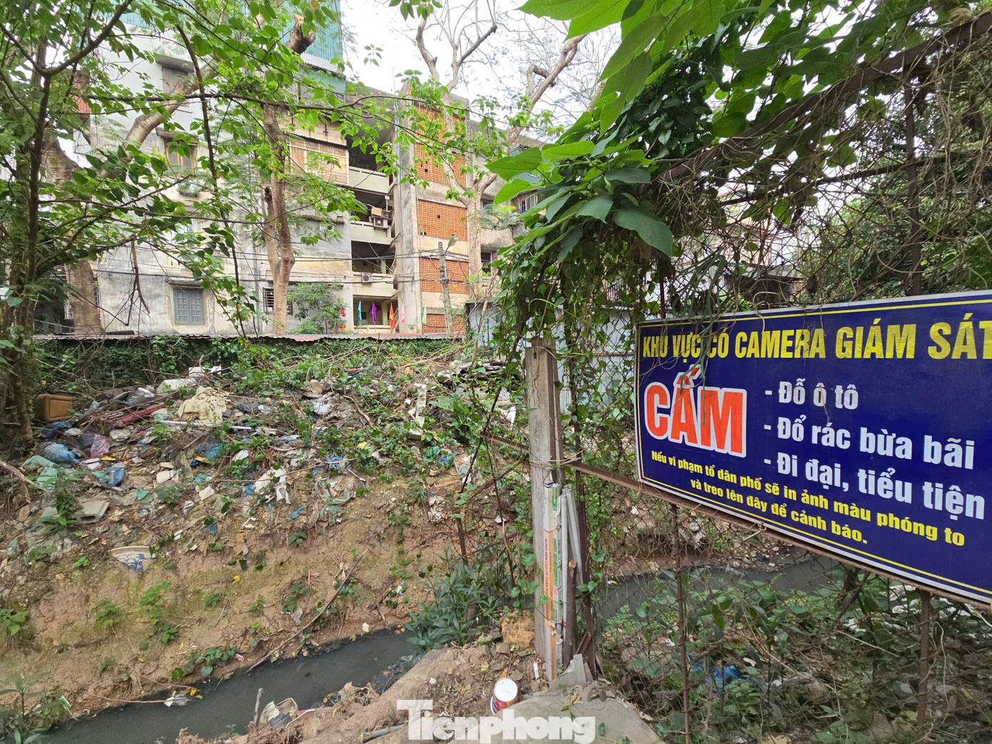 Để tạm thời giải quyết tình trạng ô nhiễm, ông Bộ cho biết người dân đã mua các tấm bạt, tôn để chắn xung quanh 2 bờ mương để giảm thiểu mùi thối bốc lên