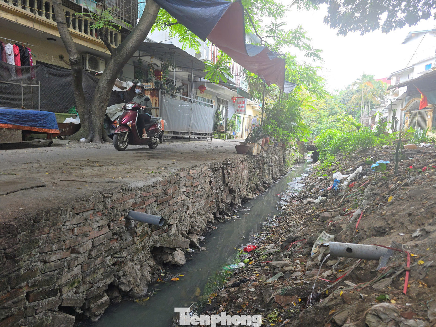 Dòng kênh ô nhiễm nhiều năm giữa khu dân cư