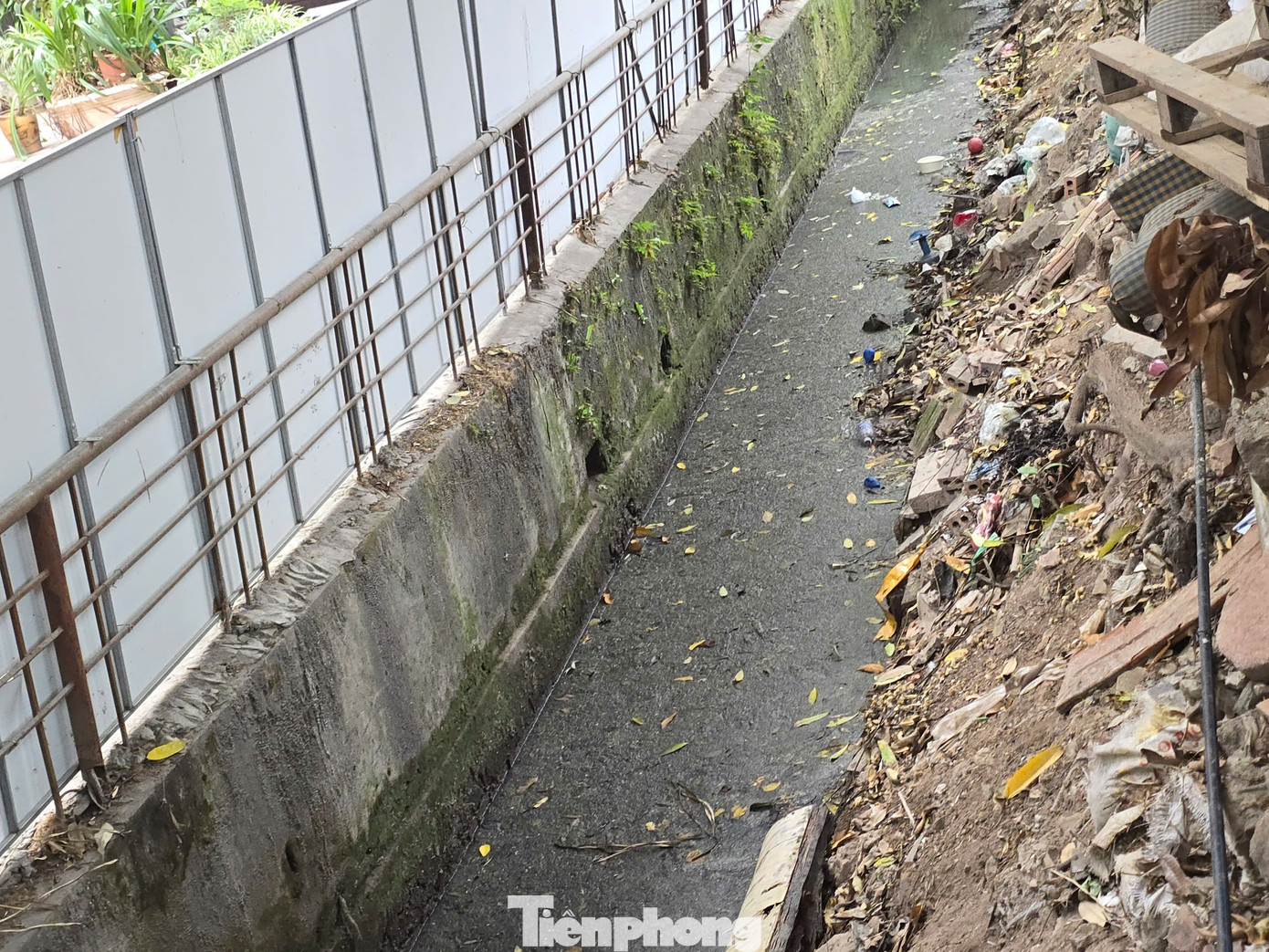 Đối với việc ô nhiễm khu dân cư, đại diện phường cho biết, Xí nghiệp nghiệp thoát nước số 2, Công ty thoát nước Hà Nội là đơn vị trực tiếp khơi thông dòng chảy