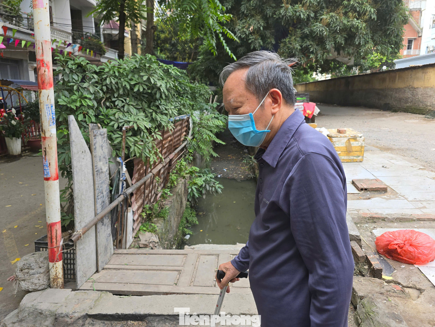 Hàng trăm hộ dân bức xúc vì "mương thối" giữa khu dân cư