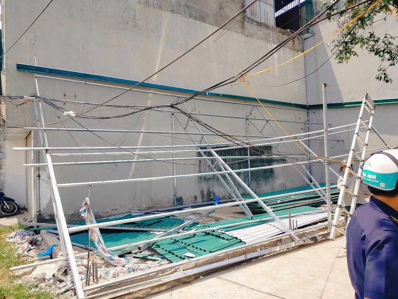 Công trình vi phạm bị tháo dỡ. Công trình vi phạm bị tháo dỡ.