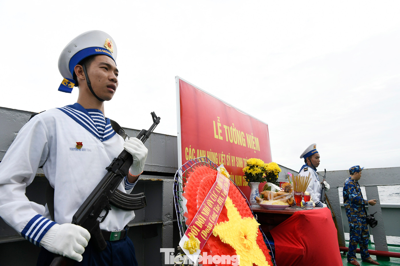 Trong giây phút trang nghiêm và xúc động, Đại tá Đỗ Hồng Duyên - Phó Chính ủy Vùng 2 Hải quân, đọc diễn văn tưởng niệm, trong đó, điểm lại lịch sử hơn 35 năm kể từ khi nhà giàn DK1 đầu tiên được thành lập vào ngày 5/7/1989.