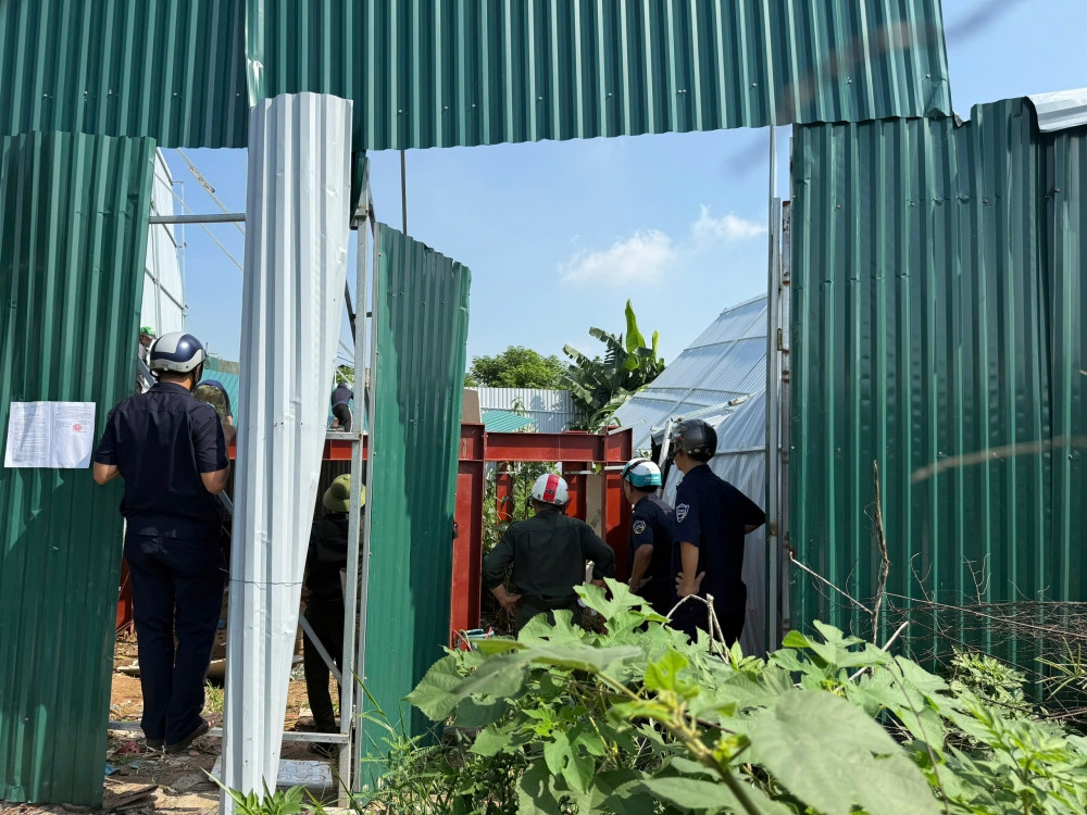 UBND phường Định Công ra quân cưỡng chế vi phạm quanh hồ Định Công ngày 9/7 UBND phường Định Công ra quân cưỡng chế vi phạm quanh hồ Định Công ngày 9/7