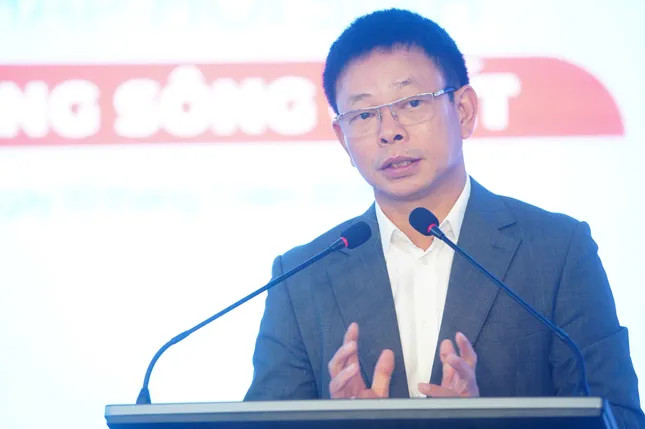 Nhà báo Phùng Công Sưởng, Tổng Biên tập báo Tiền Phong phát biểu khai mạc tọa đàm. Nhà báo Phùng Công Sưởng, Tổng Biên tập báo Tiền Phong phát biểu khai mạc tọa đàm.