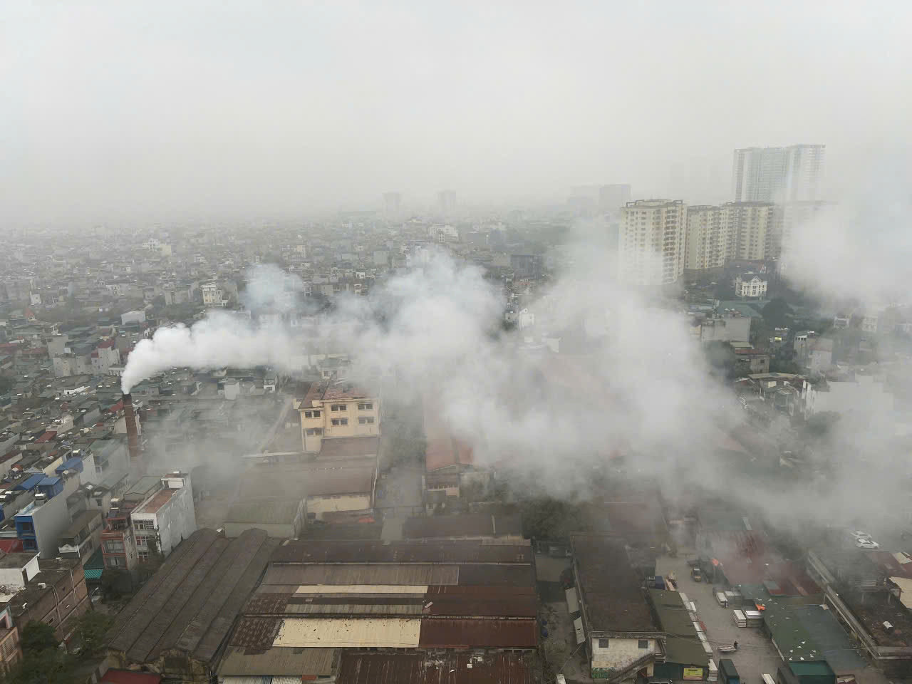 Cột khói từ nhà máy dệt xả ra môi trường ngày 9/3 Cột khói từ nhà máy dệt xả ra môi trường ngày 9/3