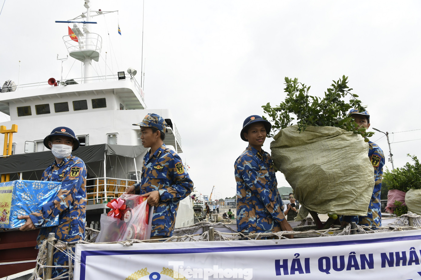 Sau 16 ngày (từ ngày 1 - 16/1), đoàn công tác của Bộ Tư lệnh Vùng 2 Hải quân và nhiều phóng viên tham gia chuyến hải trình trên biển