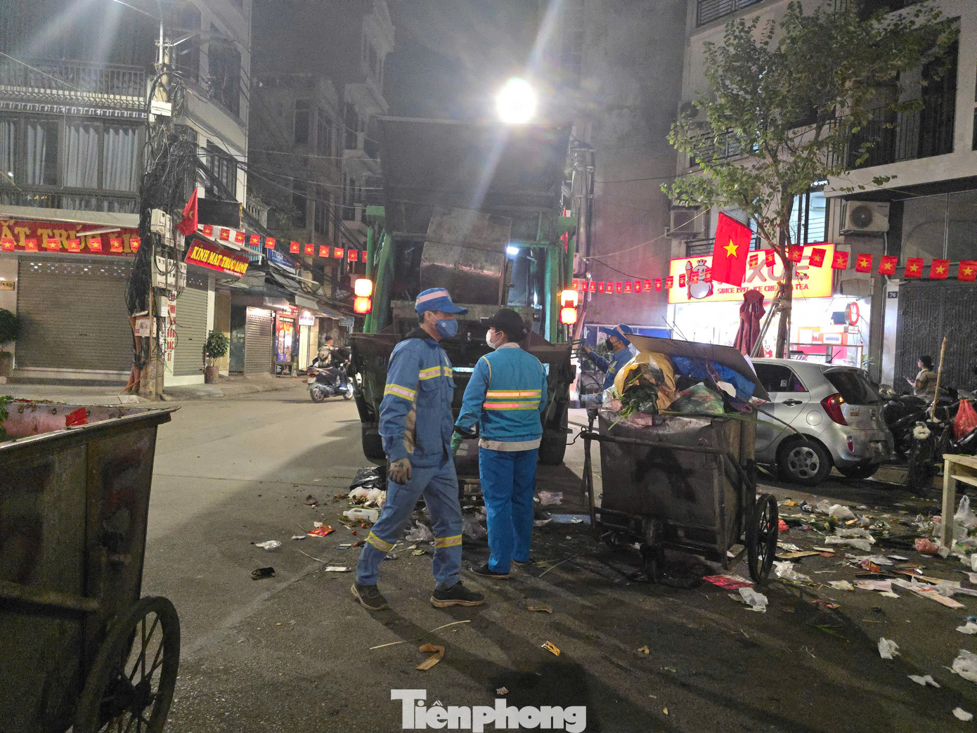 Công nhân môi trường Hoàn Kiếm tăng cường trực 100% trong dịp Tết để đảm bảo thu gom, vận chuyển rác