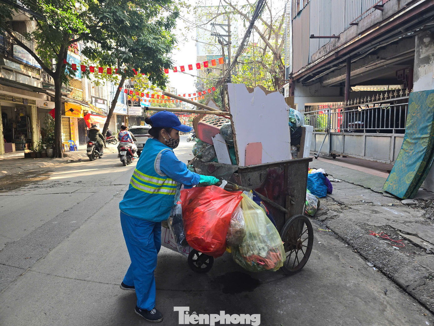 Tại địa bàn quận Hoàn Kiếm, lượng rác tăng khoảng 300 tấn so với ngày thường