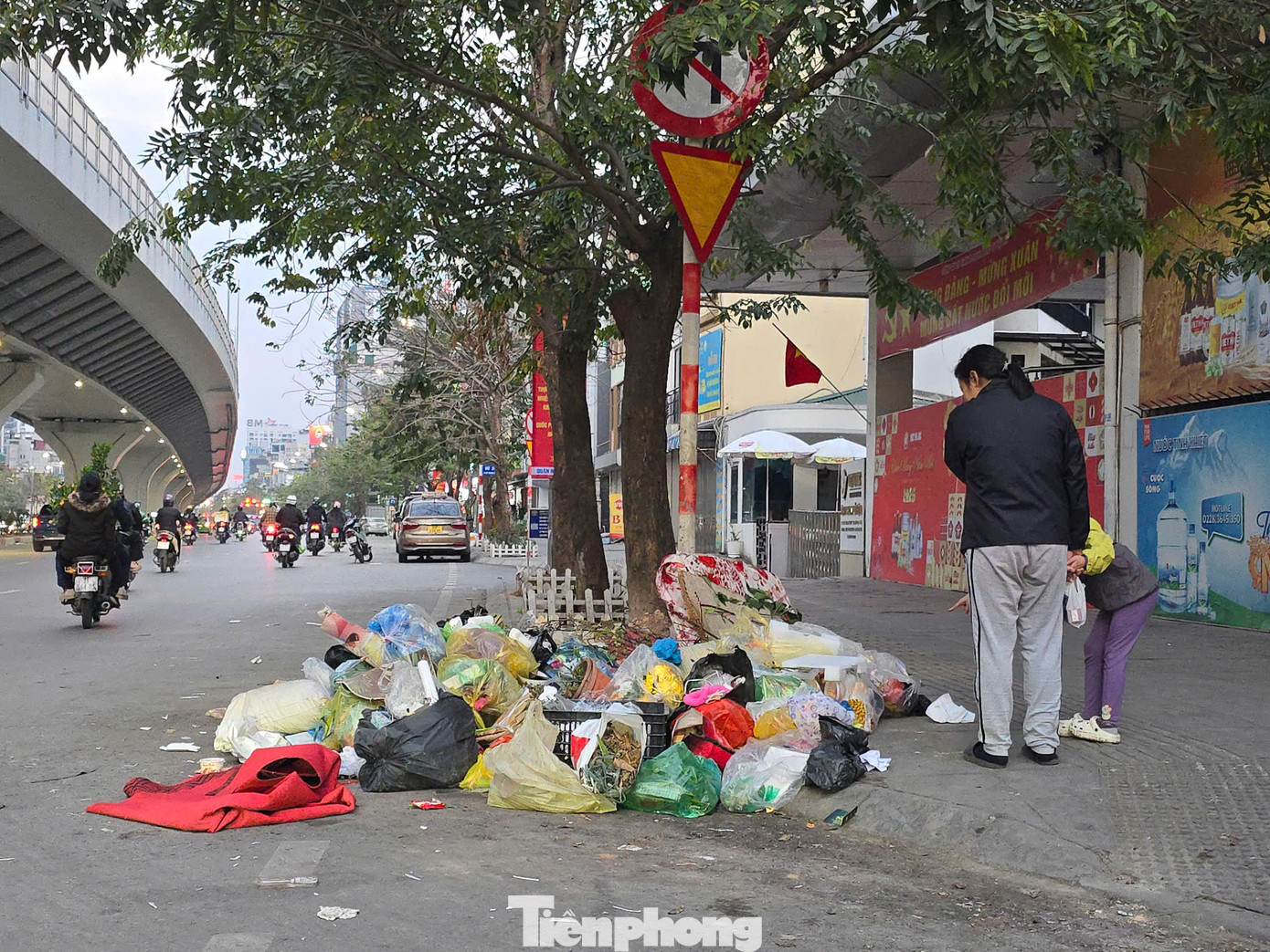 Hình ảnh ghi nhận tại phố Minh Khai (quận Hai Bà Trưng). Cứ chục phút người dân lại mang rác ra đầu ngõ đổ khiến nhân viên môi trường đẩy xe đi thu gom liên tục nhưng không xuể.