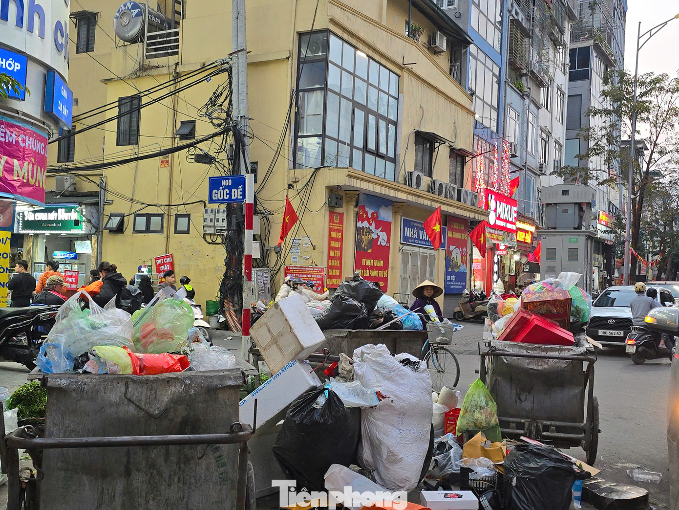 Tại các địa bàn như Hai Bà Trưng, Đống Đa, dự kiến lượng rác trong những ngày Tết tăng khoảng gấp đôi ngày thường. Thống kê của Công ty TNHH MTV Môi trường đô thị Hà Nội (Urenco) cho thấy, lượng rác trong những ngày Tết tại 5 quận nội đô và 2 huyện là Thanh Oai, Mỹ Đức tăng hơn 500 tấn so với khối lượng theo gói thầu (2.000 tấn).