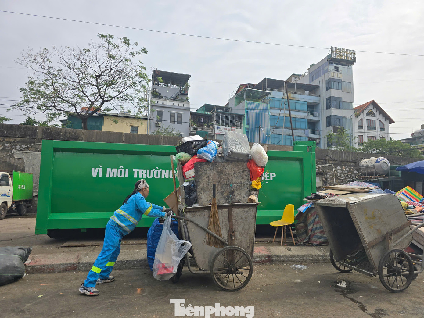 Ghi nhận của PV Tiền Phong ngày 28/1 (29 Tết) cho thấy, lượng rác cuối năm liên tục tăng nhanh khiến các điểm rác đều chất đống.