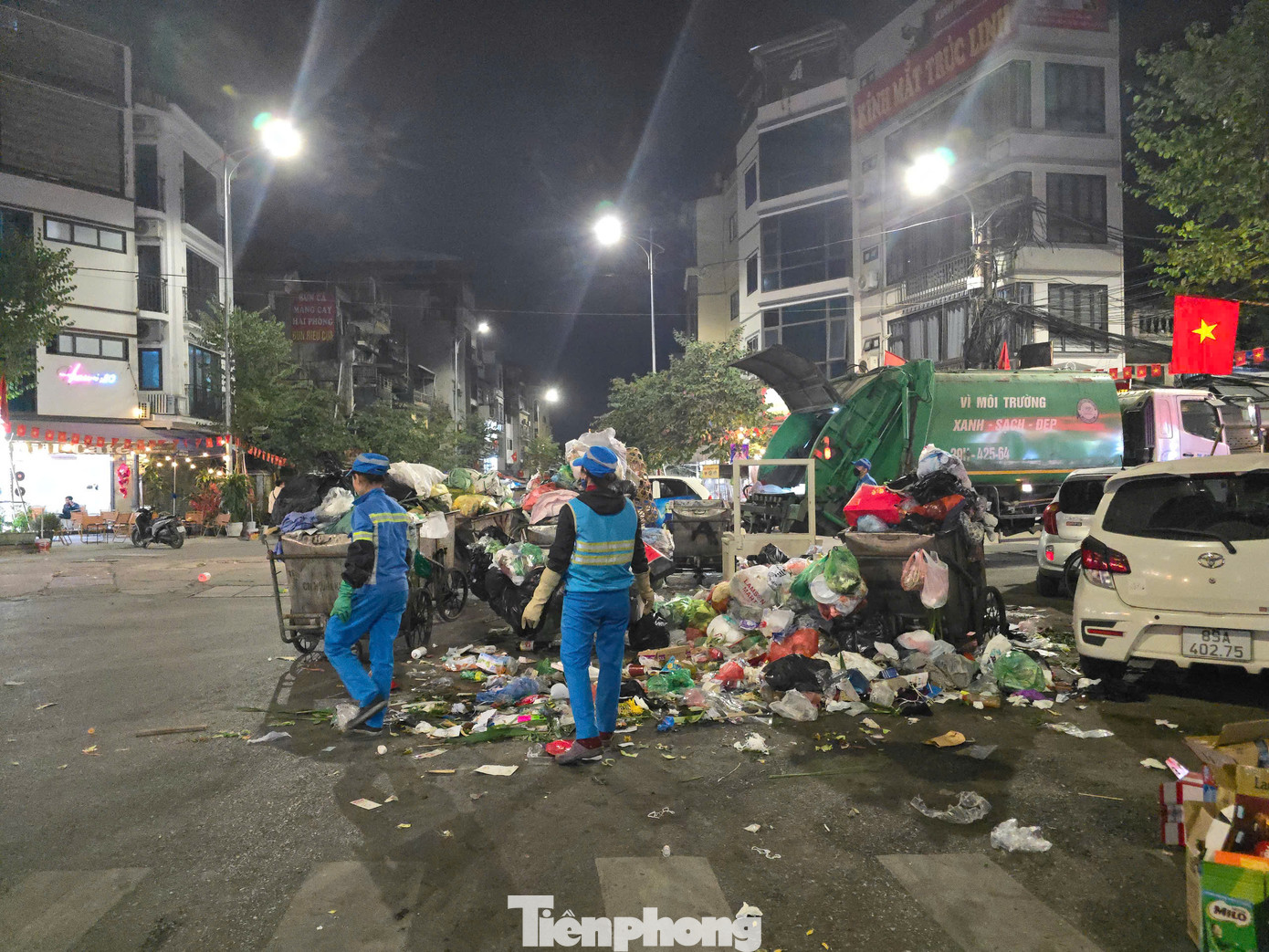Theo thông tin từ Sở Tài nguyên và Môi trường Hà Nội, dịp cuối năm, lượng rác thải phát sinh trên toàn thành phố từ 9.000 đến 10.000 tấn/ngày, tăng 150% so với ngày thường.