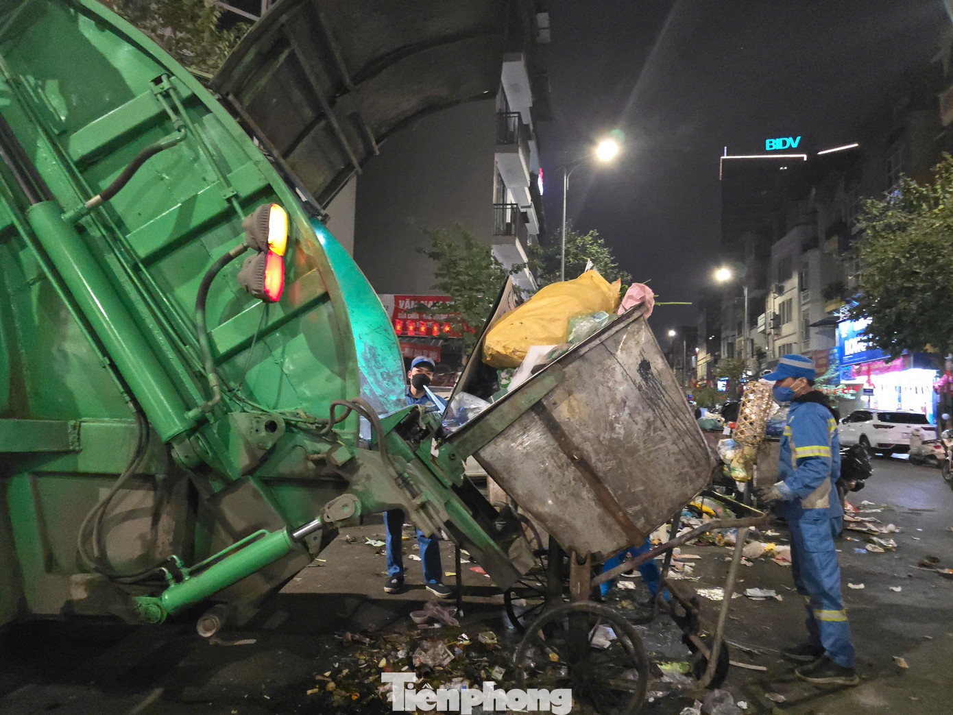 Đến ngày 24/1, toàn bộ 30 quận, huyện, thị xã và các công ty vệ sinh môi trường đều đã triển khai phương án tổng vệ sinh môi trường trước, trong và sau Tết Ất Tỵ. Riêng các doanh nghiệp vệ sinh môi trường huy động 100% nhân lực cùng phương tiện làm việc đến Giao thừa để thu gom, vận chuyển hết lượng rác thải phát sinh, bảo đảm môi trường sạch sẽ trong sáng mùng 1 Tết cho nhân dân vui Xuân, đón Tết.