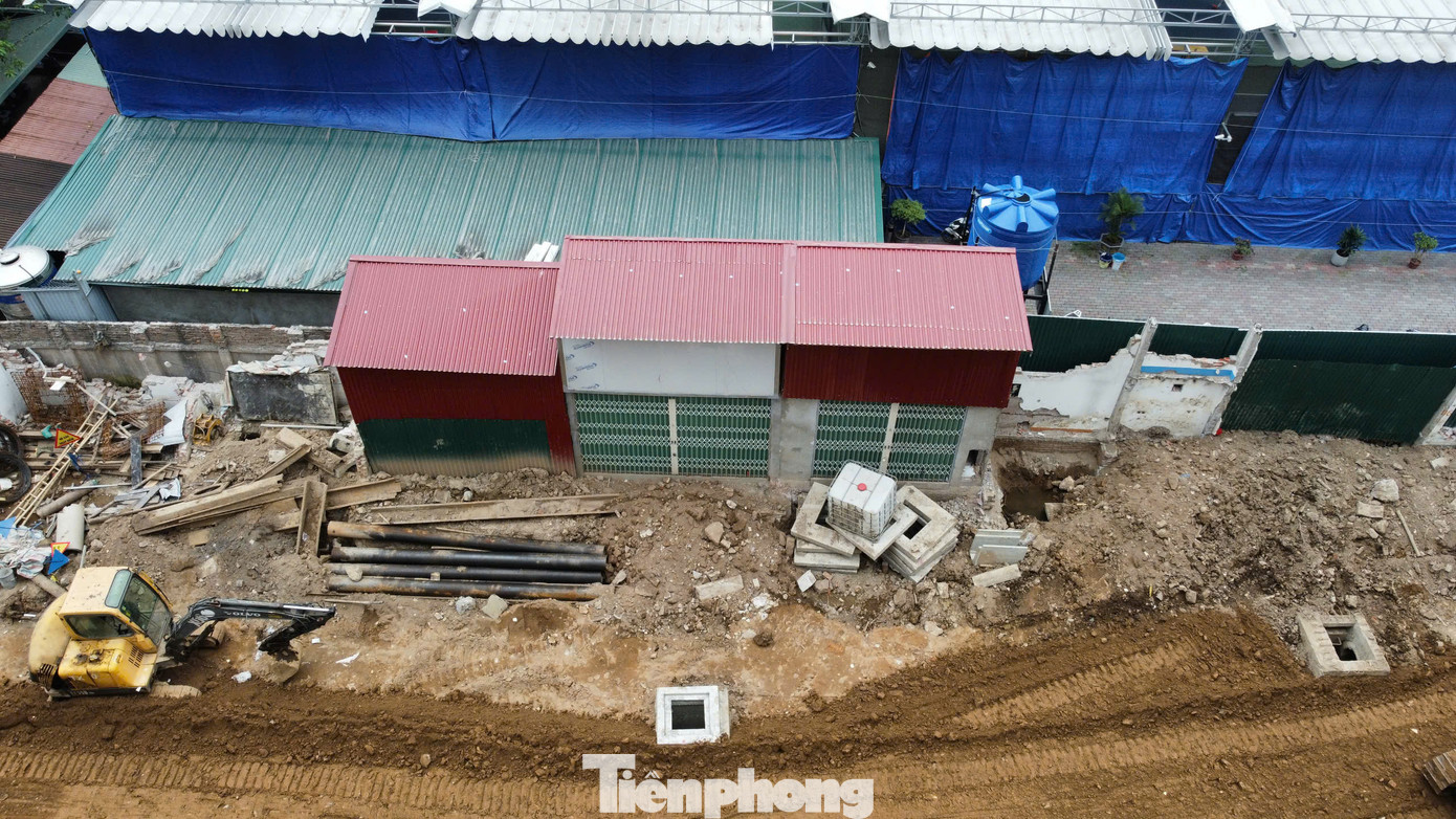 Ghi nhận của phóng viên cho thấy tại con đường đang mở, có 3 căn nhà có diện tích chỉ khoảng 5 - 6m² nhưng vẫn được xây dựng kiên cố, cao 2 tầng. Theo tìm hiểu, sau khi giải phóng mặt bằng, đây là những công trình bị thu hồi gần hết diện tích đất. Toàn bộ đều có diện tích dưới 10m2, không đủ điều kiện xây dựng. Ghi nhận của phóng viên cho thấy tại con đường đang mở, có 3 căn nhà có diện tích chỉ khoảng 5 - 6m² nhưng vẫn được xây dựng kiên cố, cao 2 tầng. Theo tìm hiểu, sau khi giải phóng mặt bằng, đây là những công trình bị thu hồi gần hết diện tích đất. Toàn bộ đều có diện tích dưới 10m2, không đủ điều kiện xây dựng.