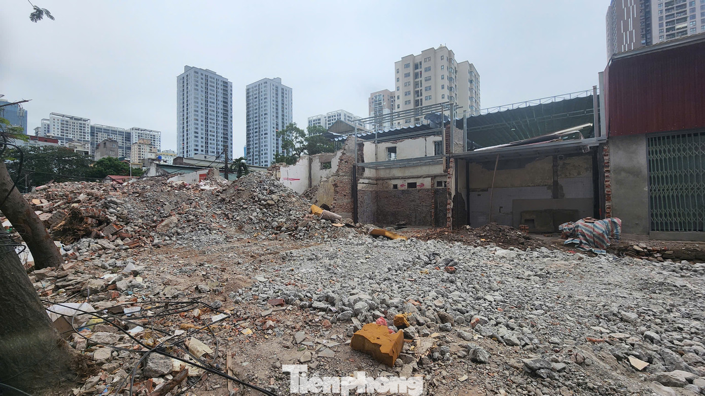 Mặc dù chỉ dài 1,1 km nhưng đường Nguyễn Tuân đang phải “gánh” tới 20 tòa chung cư với khoảng 10.000 căn hộ. Trung bình chỉ cách vài chục mét là có một tòa chung cư được xây dựng. Do đó, tuyến đường mở rộng là rất cấp bách để giải tỏa ùn tắc giao thông tại đây. Mặc dù chỉ dài 1,1 km nhưng đường Nguyễn Tuân đang phải “gánh” tới 20 tòa chung cư với khoảng 10.000 căn hộ. Trung bình chỉ cách vài chục mét là có một tòa chung cư được xây dựng. Do đó, tuyến đường mở rộng là rất cấp bách để giải tỏa ùn tắc giao thông tại đây.