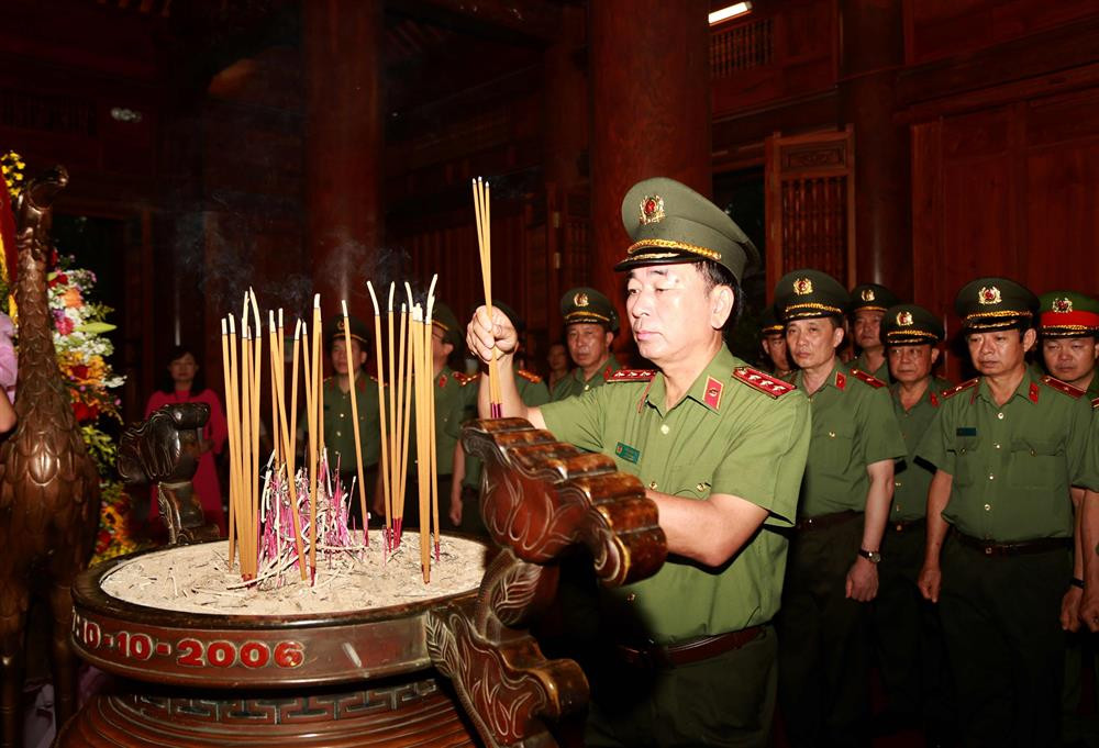 Thượng tướng Trần Quốc Tỏ, Ủy viên Trung ương Đảng, Phó Bí thư Đảng ủy Công an Trung ương, Thứ trưởng Bộ Công an dâng hương anh linh Chủ tịch Hồ Chí Minh tại Khu Di tích Quốc gia đặc biệt Kim Liên, huyện Nam Đàn, Nghệ An.