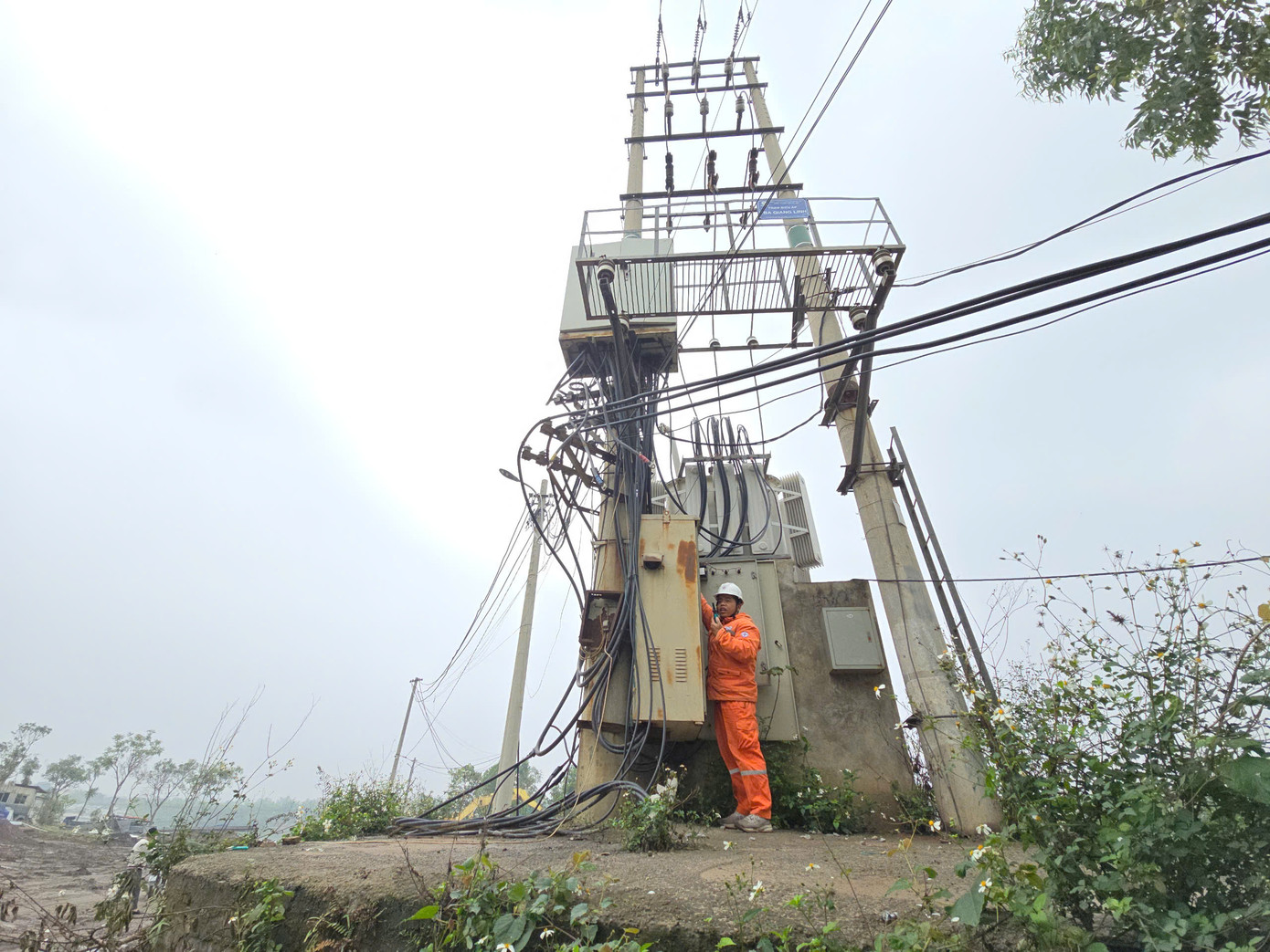 Cán bộ điện lực Gia Lâm kiểm tra tình trạng cắt điện tại trạm biến áp tại bãi tập kết trái phép Cán bộ điện lực Gia Lâm kiểm tra tình trạng cắt điện tại trạm biến áp tại bãi tập kết trái phép