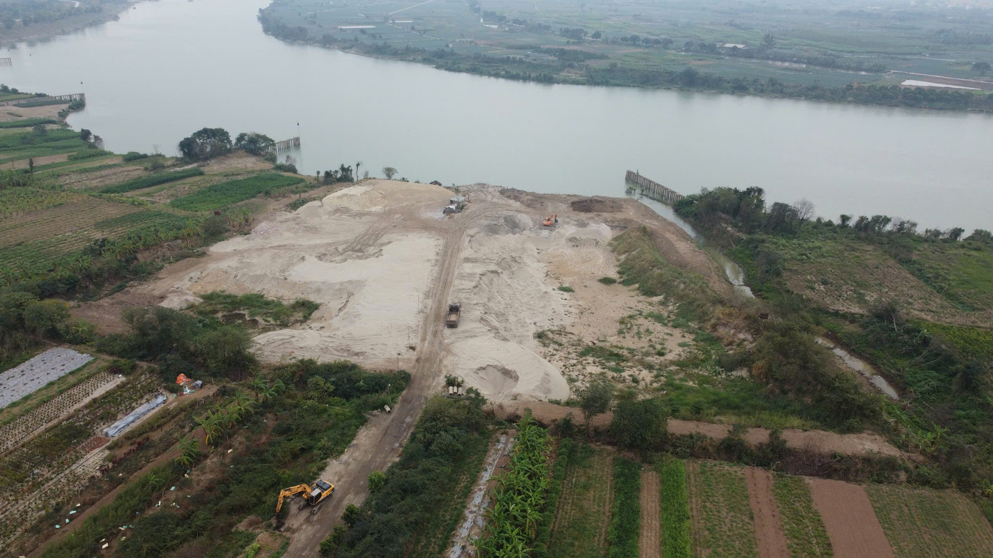 Bãi chứa trung chuyển Tất Thắng hoạt động ngay sát ruộng của người dân đang canh tác. Như vậy, chỉ vài trăm mét bờ sông Đuống đoạn đi qua xã Phù Đổng, huyện Gia Lâm có đến 3 bãi tập kết vật liệu xây dựng trái phép, đó là các bãi: Bãi Giang Linh, bãi của ông Khổng Trường Giang và bãi Tất Thắng. Bãi chứa trung chuyển Tất Thắng hoạt động ngay sát ruộng của người dân đang canh tác. Như vậy, chỉ vài trăm mét bờ sông Đuống đoạn đi qua xã Phù Đổng, huyện Gia Lâm có đến 3 bãi tập kết vật liệu xây dựng trái phép, đó là các bãi: Bãi Giang Linh, bãi của ông Khổng Trường Giang và bãi Tất Thắng.