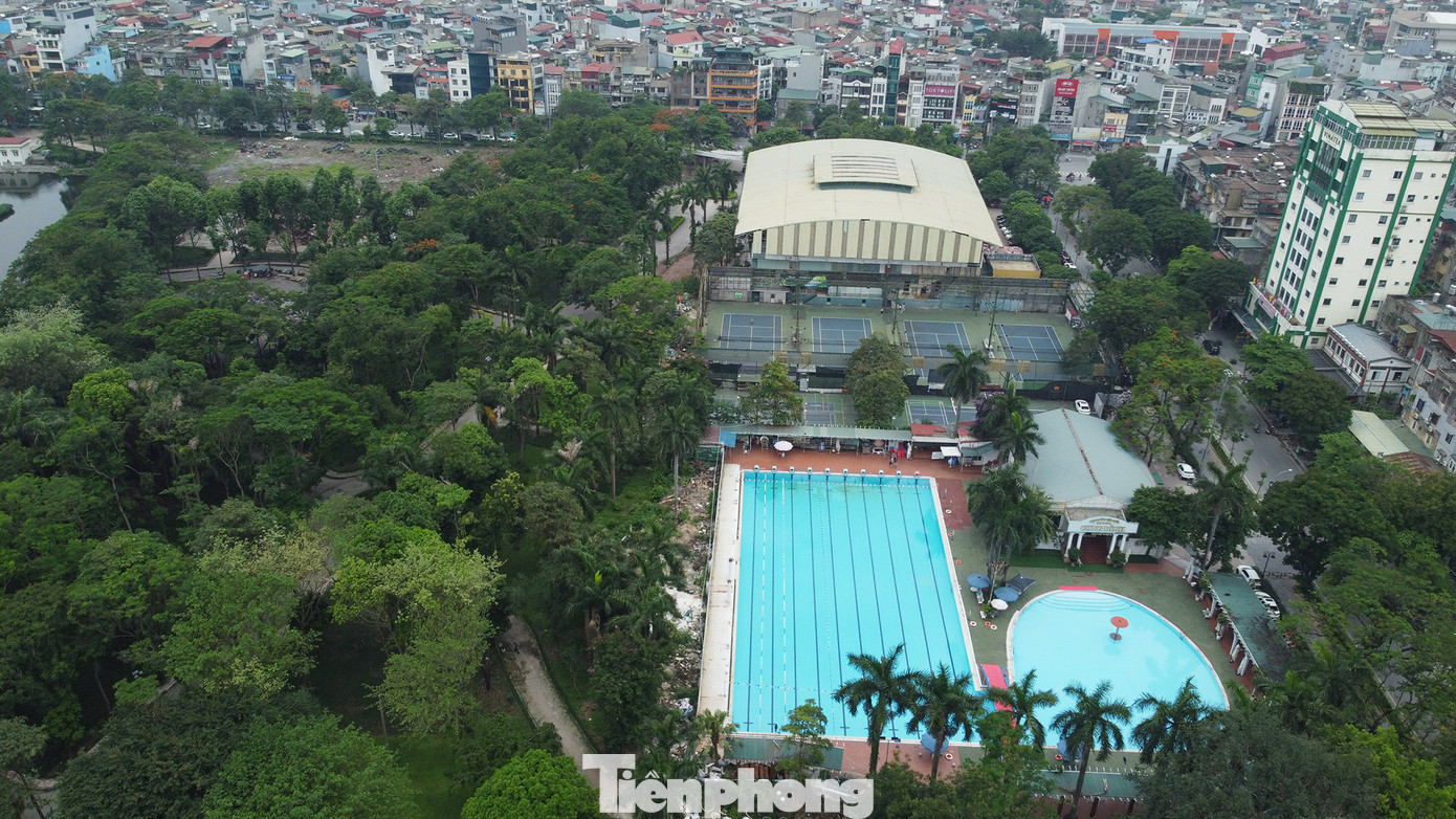 Dự án công viên Tuổi trẻ Thủ đô được UBND thành phố Hà Nội phê duyệt quy hoạch từ năm 2000, quy mô hơn 26ha, tổng đầu tư hơn 280 tỷ đồng. Tuy nhiên, quá trình khai thác phát sinh hàng loạt công trình, hạng mục sai phép, sai quy hoạch khiến "lá phổi xanh" của Thủ đô ngày càng nhếch nhác. Hiện nay các công trình vi phạm cơ bản được xử lý.