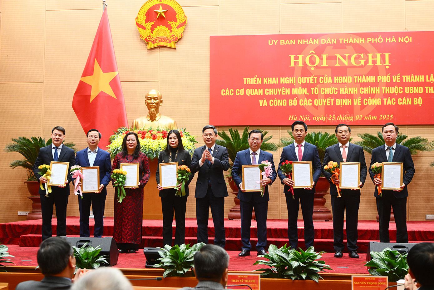 Ông Hà Minh Hải, Trưởng Ban tổ chức Thành ủy Hà Nội trao quyết định và tặng hoa chúc mừng lãnh đạo các sở. Ông Hà Minh Hải, Trưởng Ban tổ chức Thành ủy Hà Nội trao quyết định và tặng hoa chúc mừng lãnh đạo các sở.