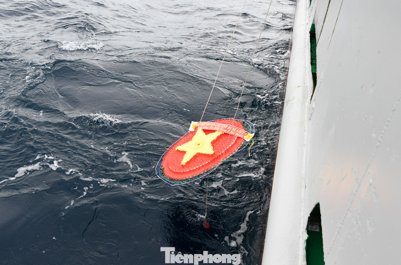 Vòng hoa được thả xuống biển.