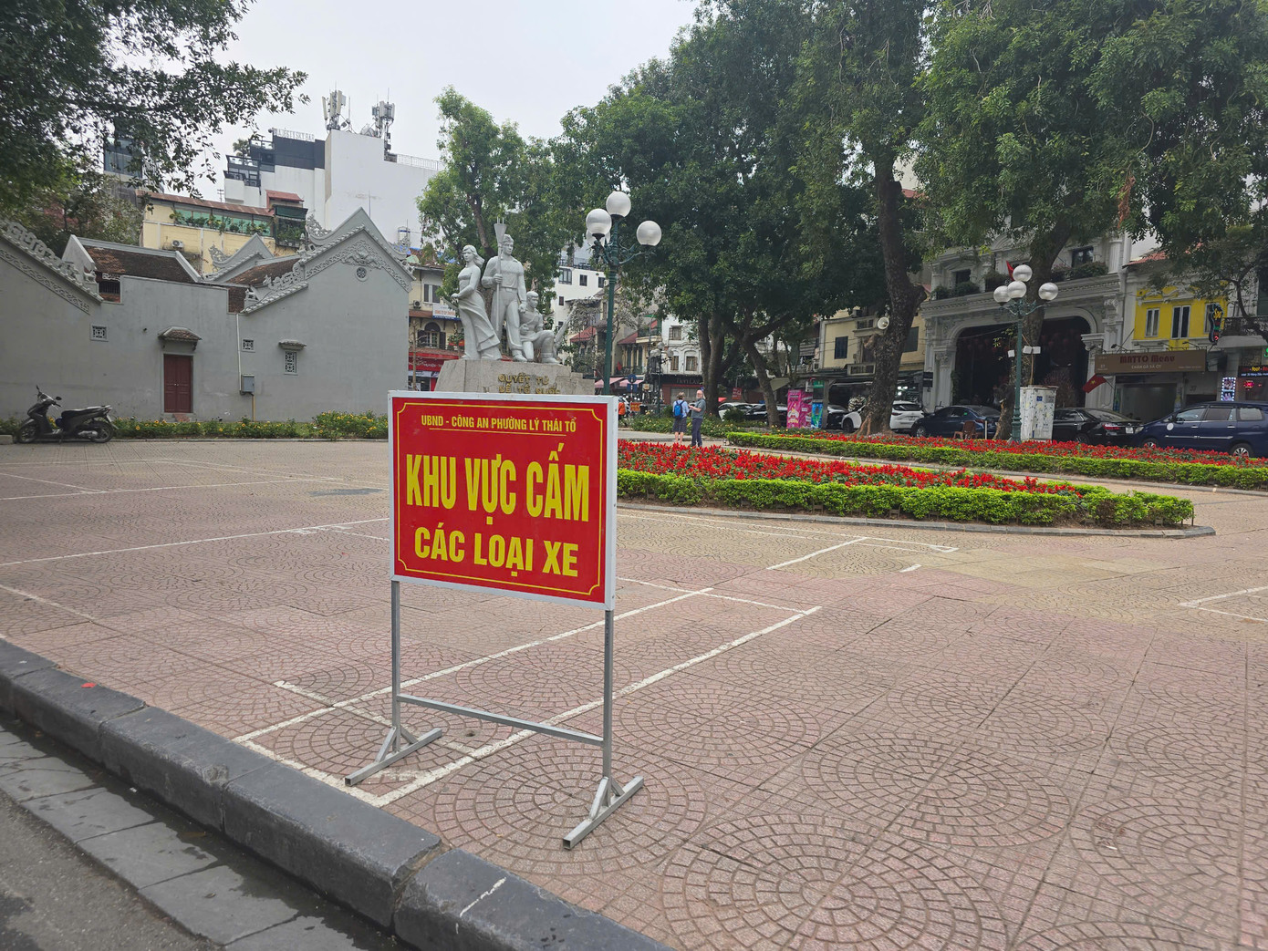 Tương tự tại đền Ngọc Sơn (quận Hoàn Kiếm), bãi xe máy nhiều năm tồn tại cạnh tượng đài Quyết tử để Tổ quốc quyết sinh năm nay không còn. Nhờ đó quang cảnh khu di tích đền Bà Kiệu, đền Ngọc Sơn trở nên phong quang, đẹp hơn.