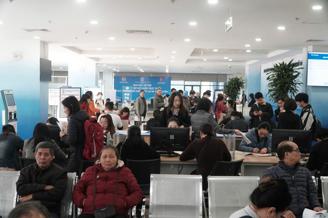 Hơn 300 lượt công dân đến lấy số xếp hàng làm thủ tục hành chính tại Trung tâm phục vụ hành chính công số 1 trong sáng 2/4.