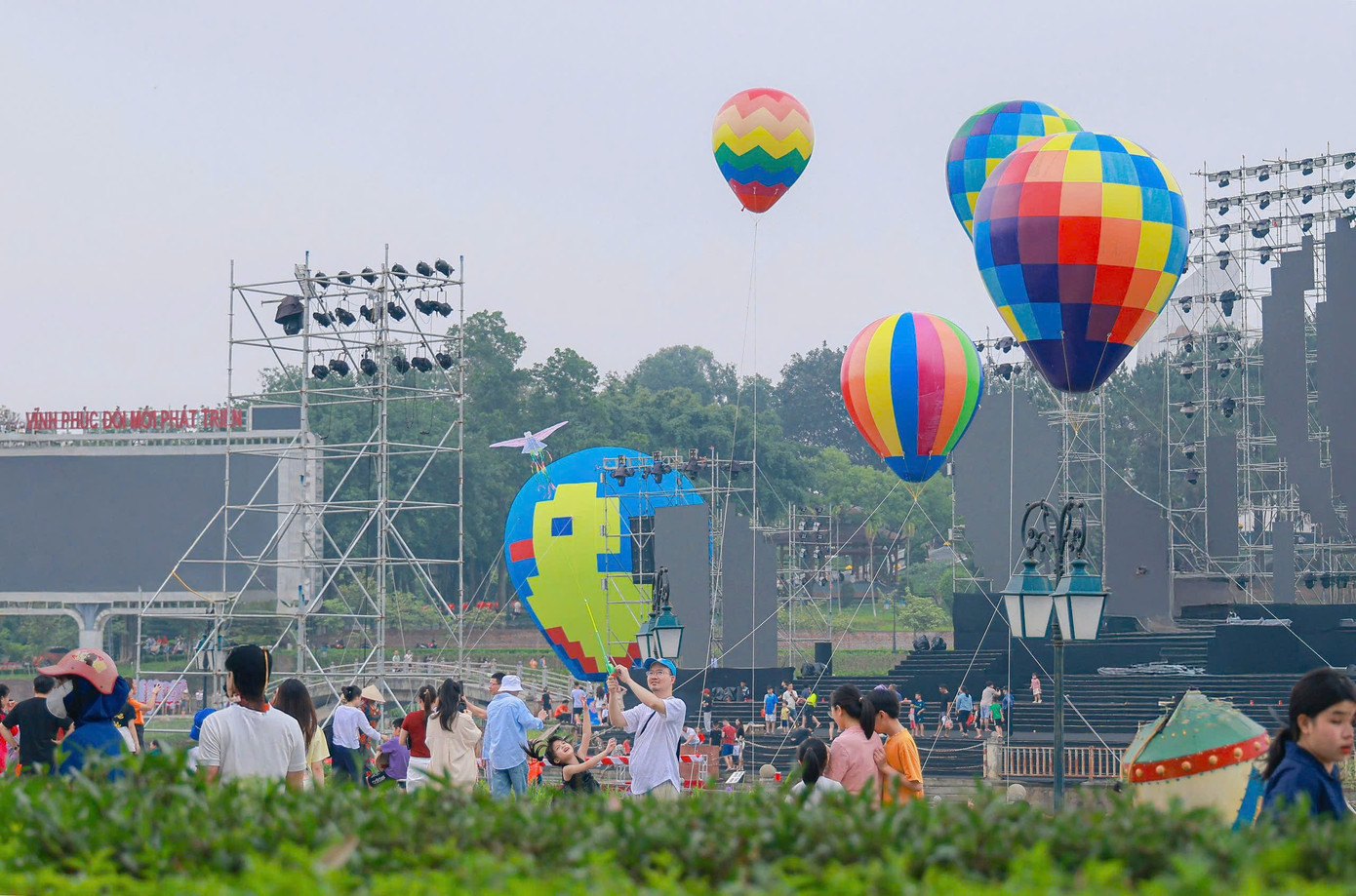 Đặc biệt, trong khuôn khổ Festival, điểm nhấn đặc biệt là hoạt động bay khinh khí cầu (hình thức bay treo tại chỗ) phục vụ du khách tham quan, trải nghiệm. Tổng cộng sẽ có 13 khinh khí cầu trang trí, 10 mô hình khinh khí cầu bơm khí Heli, 4 khinh khí cầu bay treo không chở người và 3 khinh khí cầu bay treo có người điều khiển; các khinh khí cầu sẽ hoạt động liên tục từ 7h đến 22h trong suốt 5 ngày lễ.