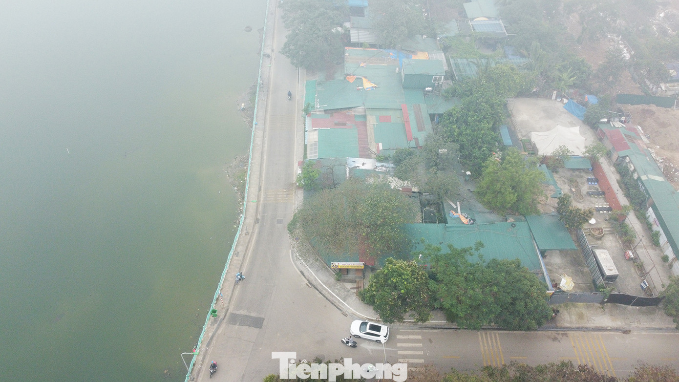 Phố Quảng An là tuyến đường ven hồ Tây. Ngoài việc mở đường, khu vực bên phải (trên hình) cũng xác định làm công viên cây xanh, nhà đa năng