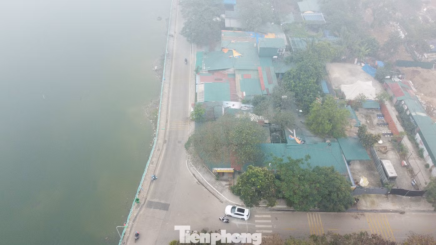 Phố Quảng An là tuyến đường ven hồ Tây. Ngoài việc mở đường, khu vực bên phải (trên hình) cũng xác định làm công viên cây xanh, nhà đa năng