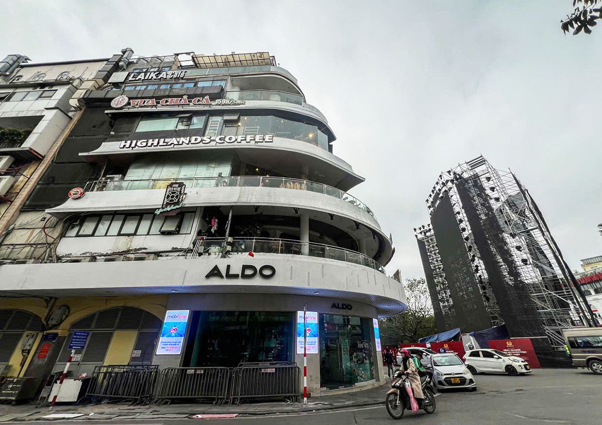 Tòa nhà "Hàm cá mập" sáng 6/3 Tòa nhà "Hàm cá mập" sáng 6/3