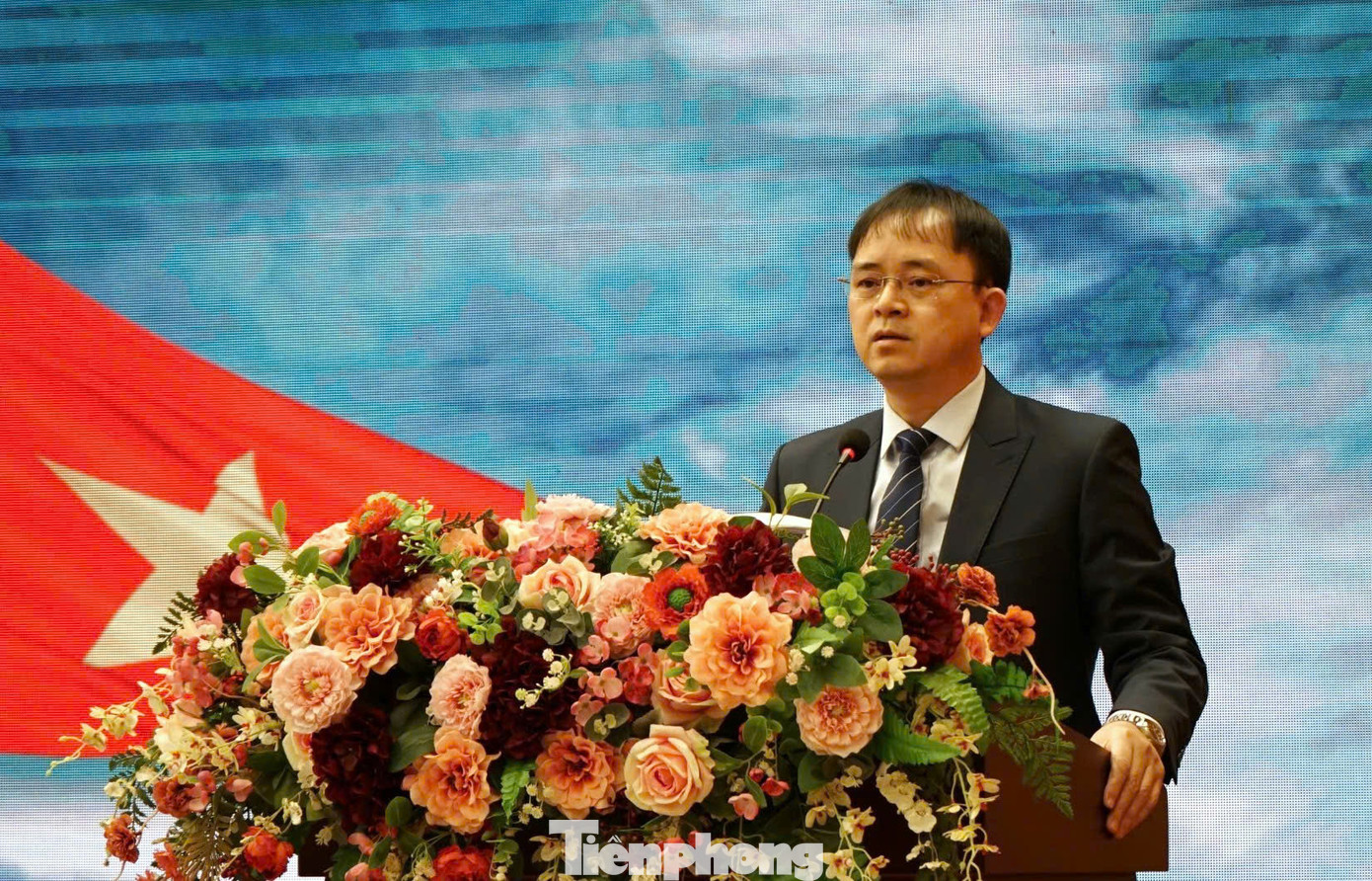 Ông Nguyễn Quang Trung đề nghị: Ngay sau khi kết thúc lễ chào cờ, toàn bộ các bộ phận triển khai công việc theo kế hoạch công tác UBND quận đã ban hành trước khi nghỉ Tết. Đồng thời, các đồng chí lãnh đạo quận sẽ thực hiện kiểm tra công vụ ở các phòng ban, cơ quan đơn vị cũng như UBND các phường. "Đề nghị thủ trưởng các phòng ban đơn vị tổ chức gặp mặt, kiểm tra giao nhiệm vụ cho cán bộ, công chức, người lao động. Đặc biệt các bộ phận tiếp xúc, tiếp nhận giải quyết hồ sơ thủ tục hành chính của người dân, doanh nghiệp, các nhiệm vụ thường xuyên yêu cầu phải đảm bảo đề nghị tổ chức gặp mặt hết sức ngắn gọn, bắt tay ngay vào công việc", Chủ tịch UBND quận Hai Bà Trưng yêu cầu.