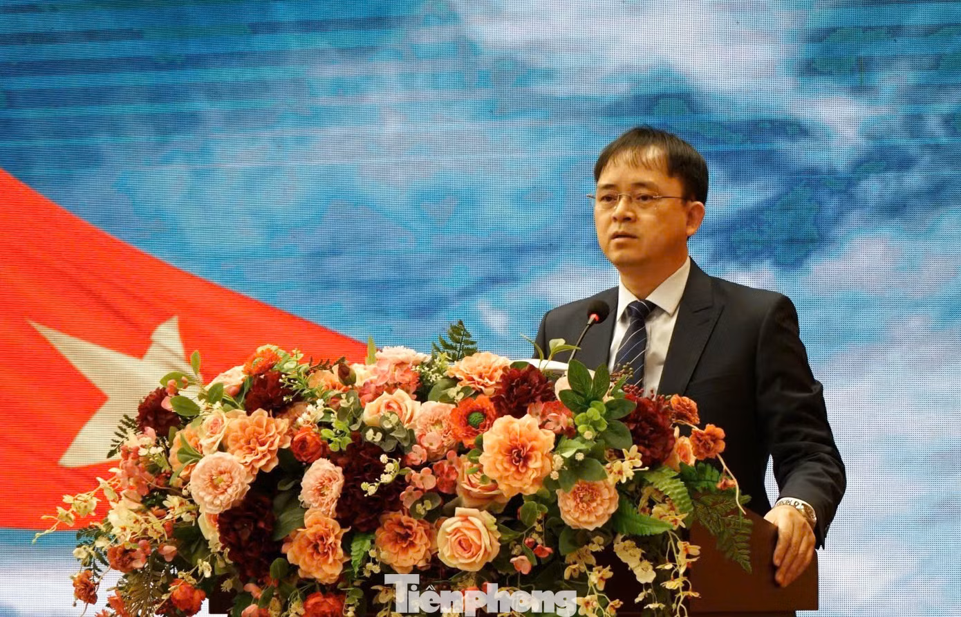 Ông Nguyễn Quang Trung đề nghị: Ngay sau khi kết thúc lễ chào cờ, toàn bộ các bộ phận triển khai công việc theo kế hoạch công tác UBND quận đã ban hành trước khi nghỉ Tết. Đồng thời, các đồng chí lãnh đạo quận sẽ thực hiện kiểm tra công vụ ở các phòng ban, cơ quan đơn vị cũng như UBND các phường. "Đề nghị thủ trưởng các phòng ban đơn vị tổ chức gặp mặt, kiểm tra giao nhiệm vụ cho cán bộ, công chức, người lao động. Đặc biệt các bộ phận tiếp xúc, tiếp nhận giải quyết hồ sơ thủ tục hành chính của người dân, doanh nghiệp, các nhiệm vụ thường xuyên yêu cầu phải đảm bảo đề nghị tổ chức gặp mặt hết sức ngắn gọn, bắt tay ngay vào công việc", Chủ tịch UBND quận Hai Bà Trưng yêu cầu.