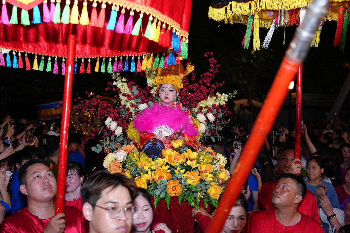 Những thiếu nữ trong độ tuổi khoảng 12 -13 được chọn làm cô Tướng