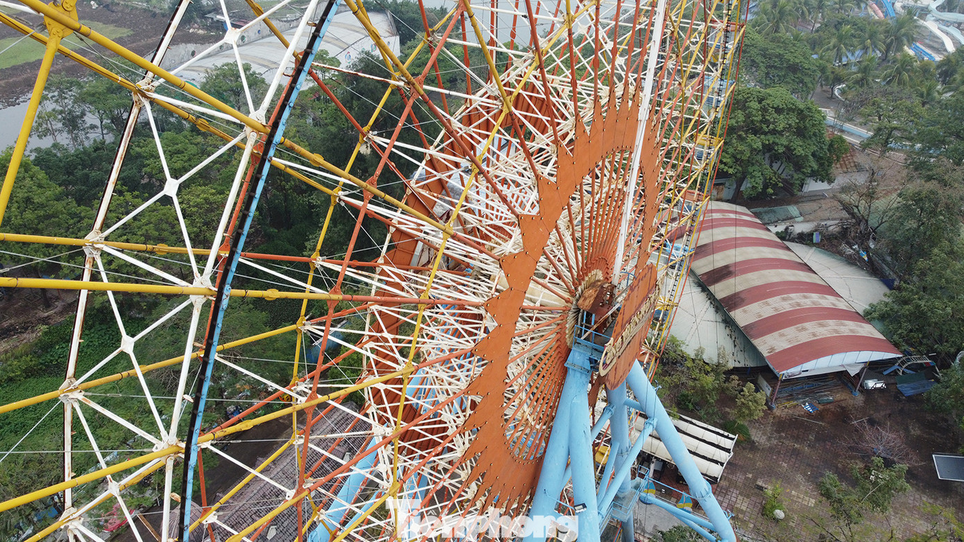 Điểm nhấn của công viên Mặt trời mới là vòng đu quay khổng lồ có chiều cao khoảng 50m, bán kính 10m. Tuy nhiên, sau hơn chục năm sử dụng, vòng đu quay đã không thể tiếp tục sử dụng. Điểm nhấn của công viên Mặt trời mới là vòng đu quay khổng lồ có chiều cao khoảng 50m, bán kính 10m. Tuy nhiên, sau hơn chục năm sử dụng, vòng đu quay đã không thể tiếp tục sử dụng.