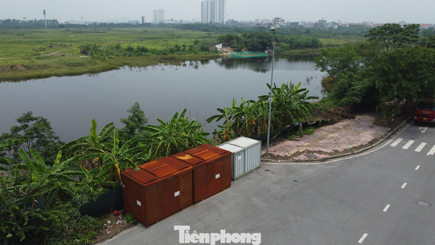 Ghi nhận của PV Tiền Phong tại Điểm thông quan nội địa TP Hà Nội (gọi là Cảng cạn ICD Cổ Bi) trên địa bàn huyện Gia Lâm cho thấy, nơi này vẫn đang là bãi đất trống và ao. Ghi nhận của PV Tiền Phong tại Điểm thông quan nội địa TP Hà Nội (gọi là Cảng cạn ICD Cổ Bi) trên địa bàn huyện Gia Lâm cho thấy, nơi này vẫn đang là bãi đất trống và ao.